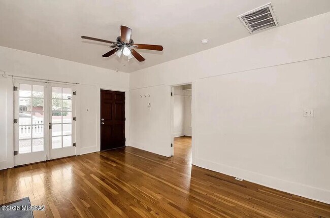 Foto del edificio - 1347 N Euclid Ave