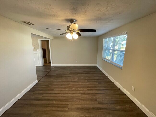 Foto del edificio - 3336 Rosefield Dr