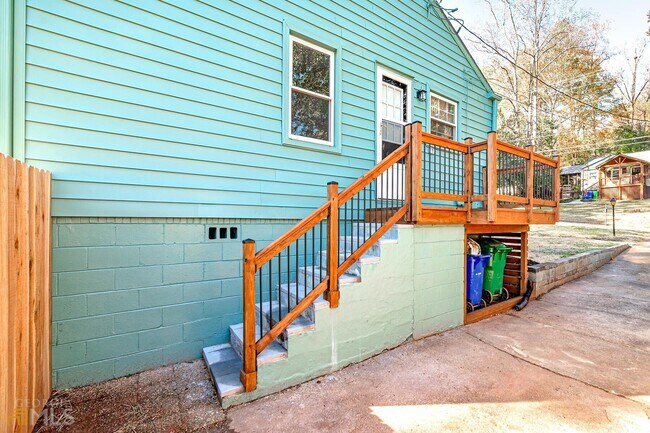 Building Photo - 2323 Desmond Dr