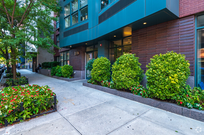 Building Photo - Lookout Hill Condominium