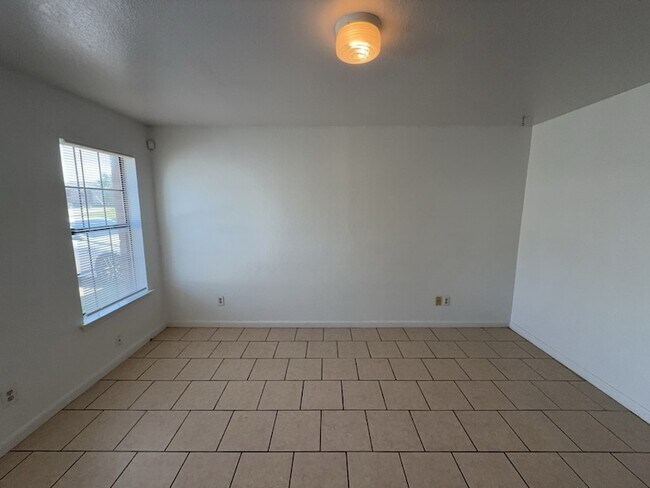 Building Photo - 807 W Walnut St