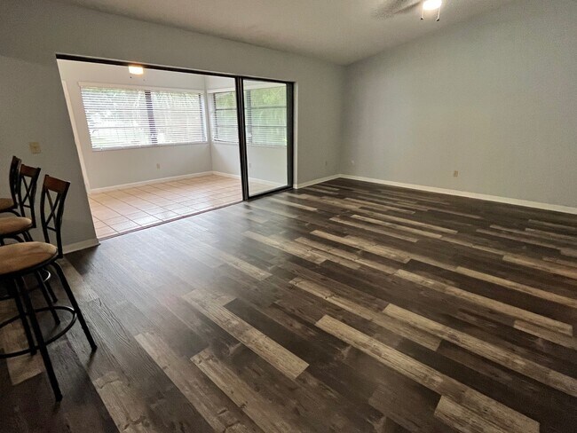 Foto del edificio - 103 Fox Ridge Rd