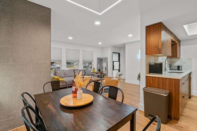 Building Photo - 2104 Lamplight Village Cir