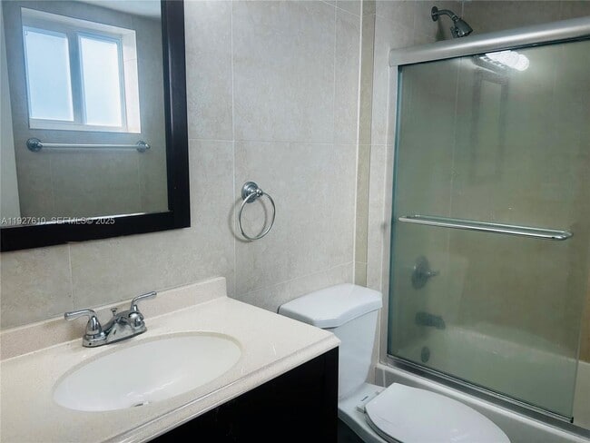 Building Photo - 1665 Bay Rd