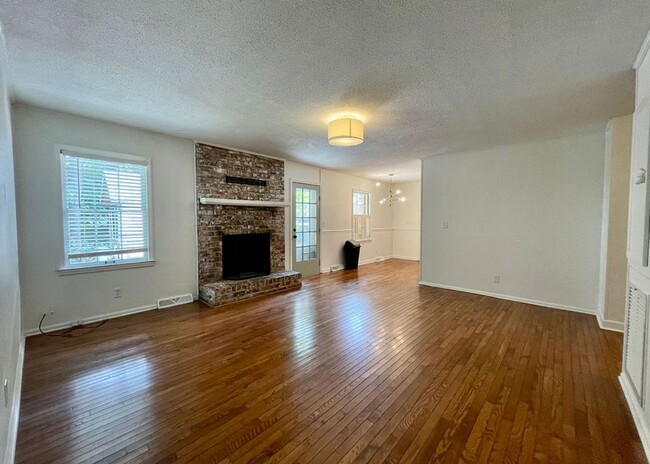 Building Photo - Available 8/1. Great 4 BR Home with Detach...