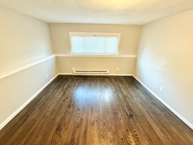 Building Photo - Newly Renovated 2 Bedroom with Off-Street ...