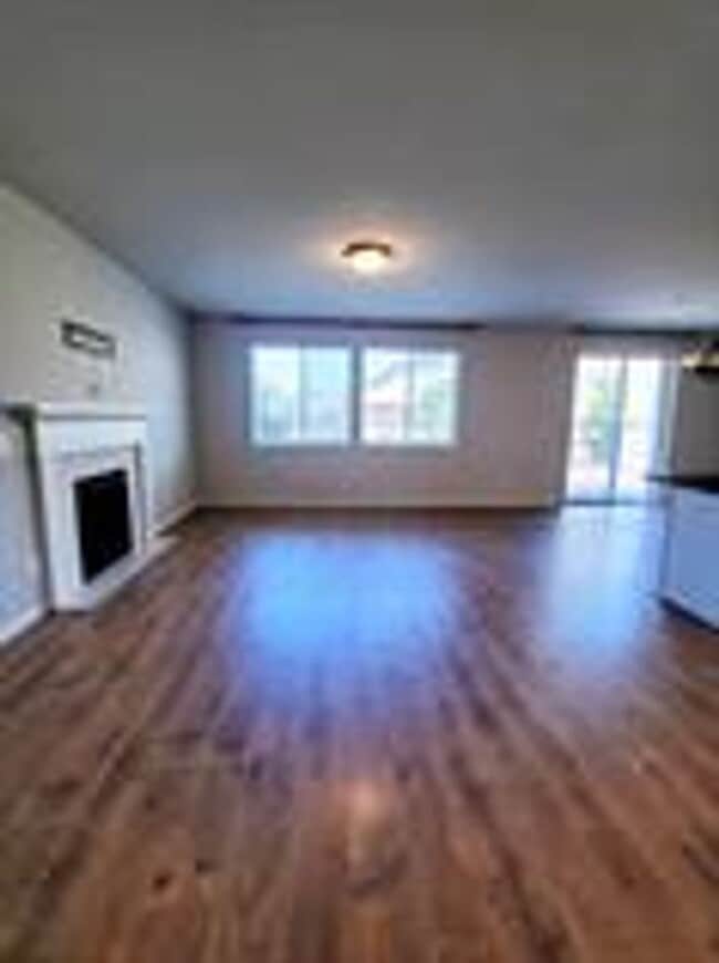 Building Photo - Beautiful 3 BDRM 2 1/2 Bath Townhome for Rent