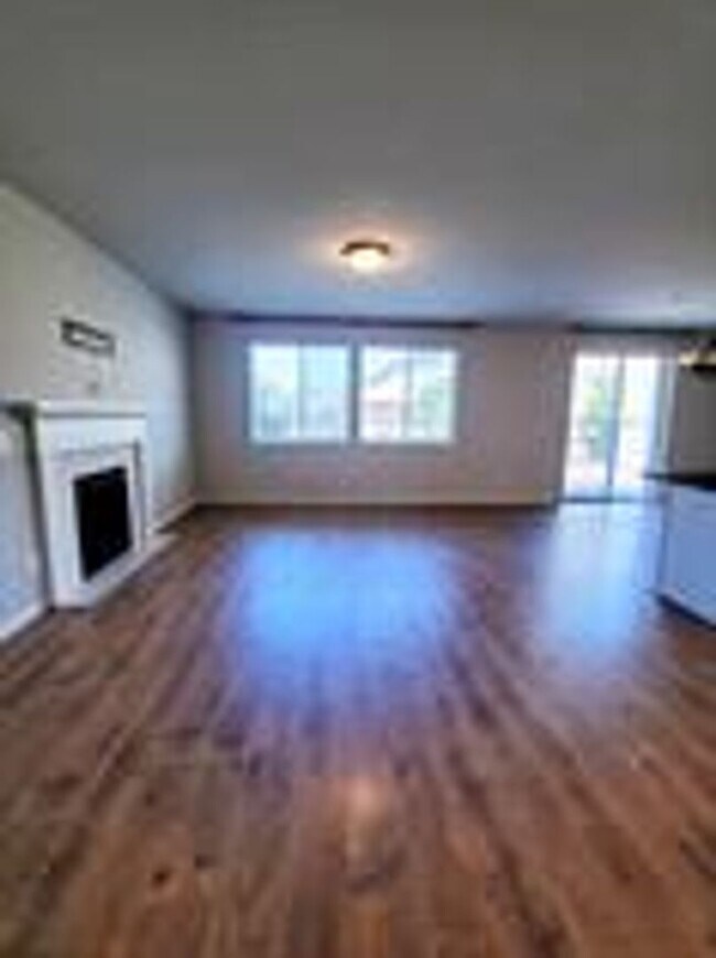 Foto del edificio - Beautiful 3 BDRM 2 1/2 Bath Townhome for Rent
