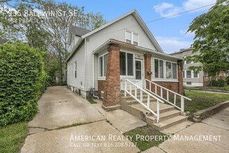 Building Photo - 935 Baldwin St SE Building Photo - 935 Baldwin St SE