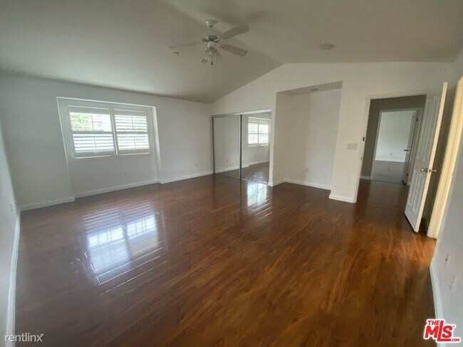 Foto del edificio - 3 br, 3 bath House - 15037 Roxford St Unit 7