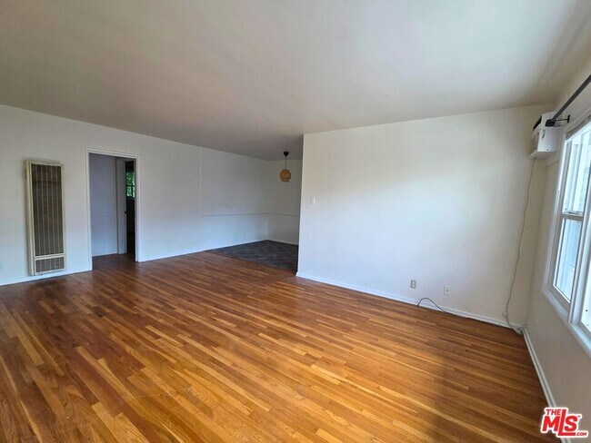 Foto del edificio - 7621 Hampton Ave