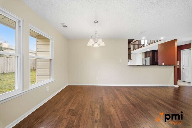 Foto del edificio - 3 BEDROOM 2 BATH 2 CAR GARAGE, FENCED IN YARD ALLOWS PETS VIRGINIA BEACH