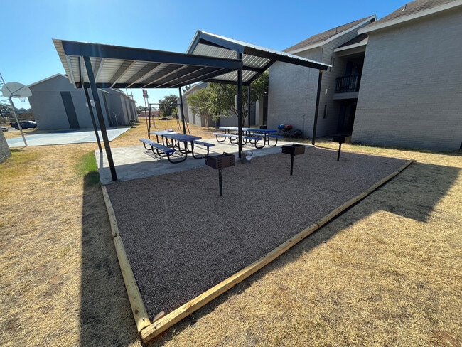 Building Photo - Devine Place Apartments