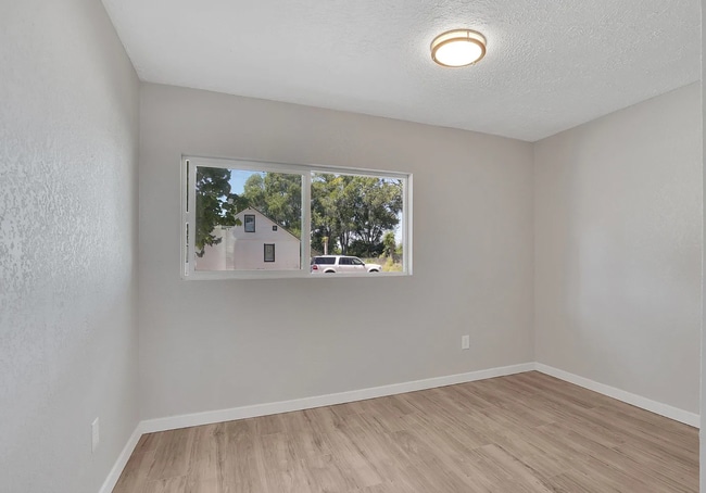 Building Photo - 924 3rd St