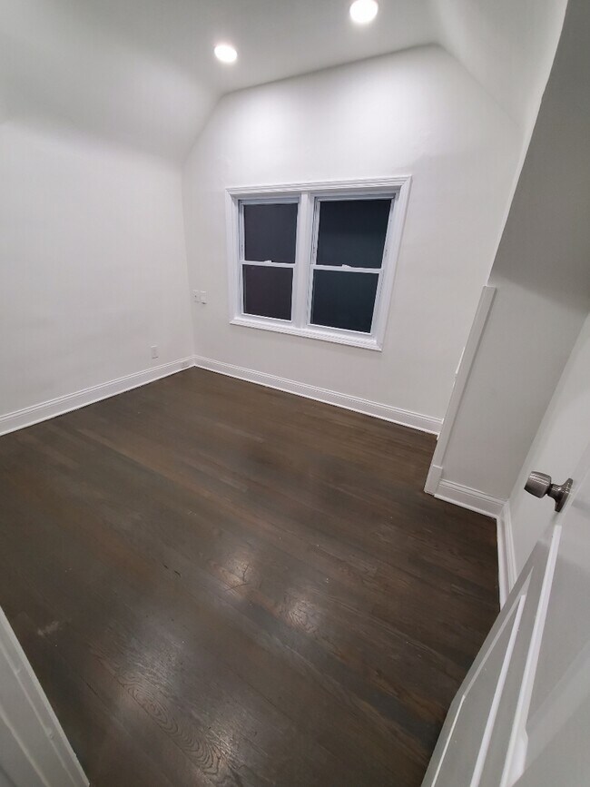Building Photo - 3005 N Normandy Ave