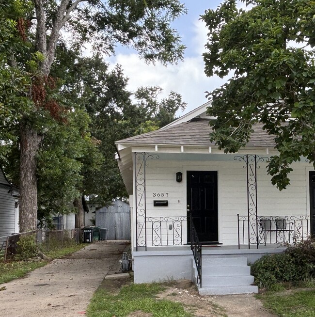 Unit is left half of double - 3657 Derbigny St