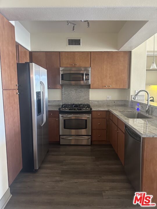 Foto del edificio - 24535 Town Center Dr