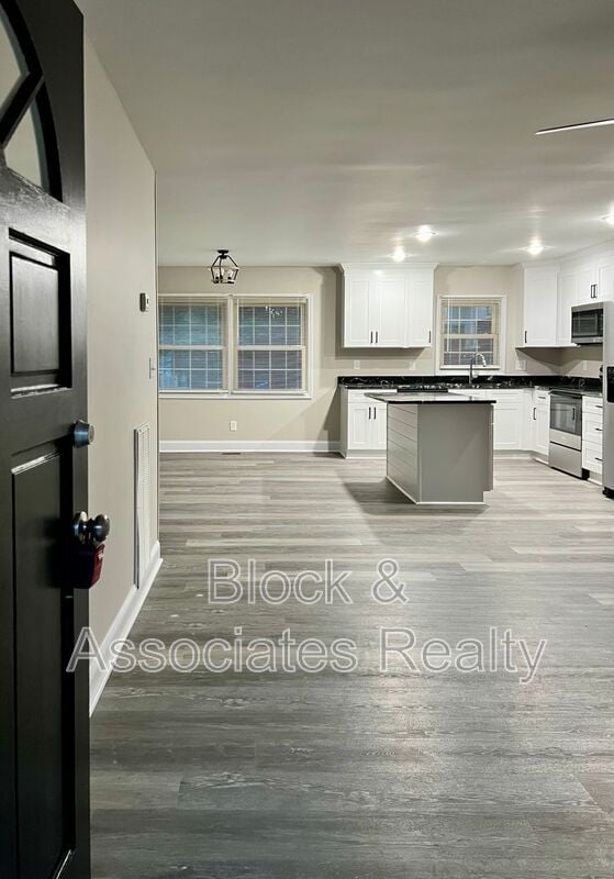 Building Photo - 712 Lake Dr
