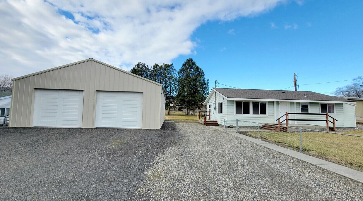 Primary Photo - Home with HUGE shop in country setting