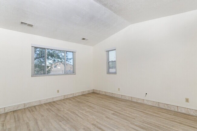 Foto del edificio - Lots of space for you and your dog!