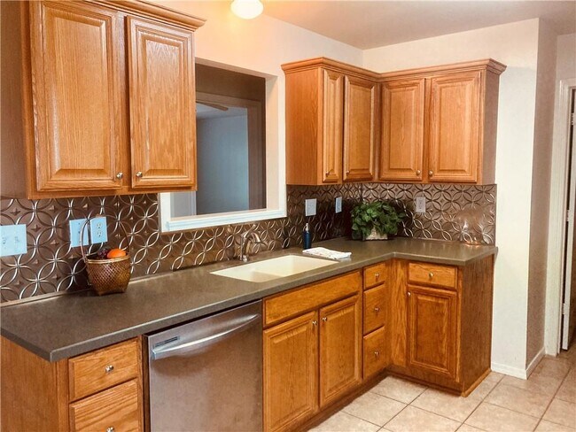 Building Photo - 891 Sunflower St