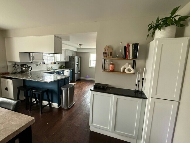 Building Photo - 5300 Saum St