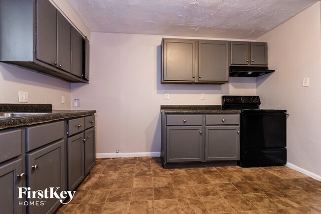 Building Photo - 6616 Oakview Dr N