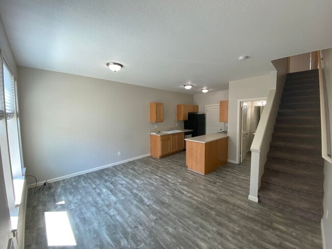 Building Photo - Beaverton Townhome + 1 car Garage - 2 Bedr...