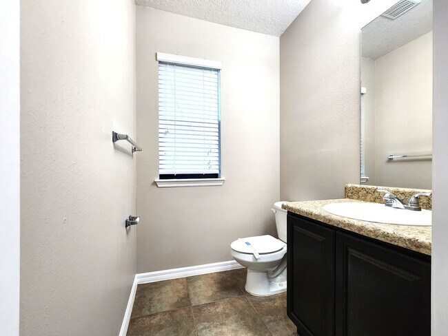 Foto del edificio - Beautiful Townhome; Open Floor Plan; New P...