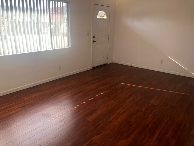 Sala de estar - 1624 W Caldwell Ave