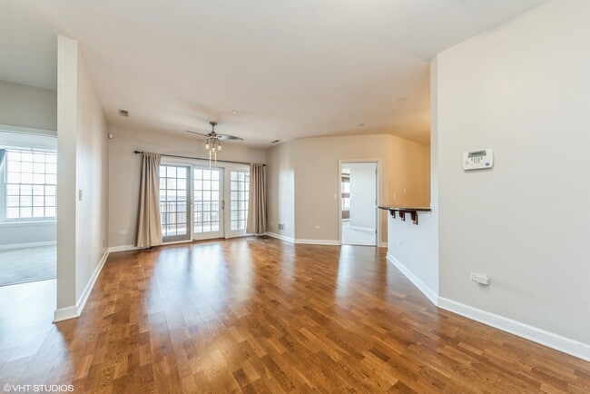 Foto del edificio - 50 N Plum Grove Rd