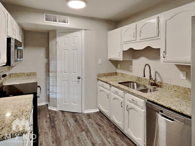 Foto del edificio - 325 Hemlock Dr