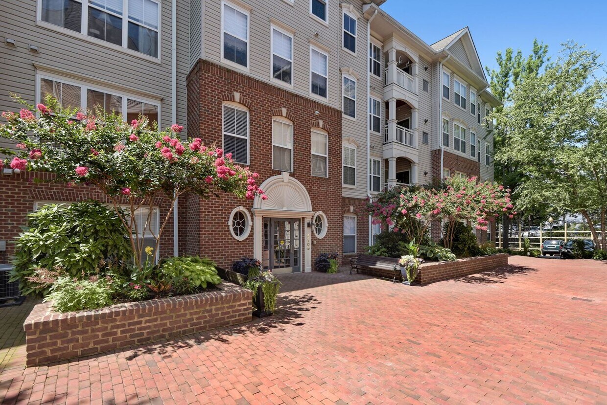 Primary Photo - Beautiful 2bed/2bath at Camerson Station