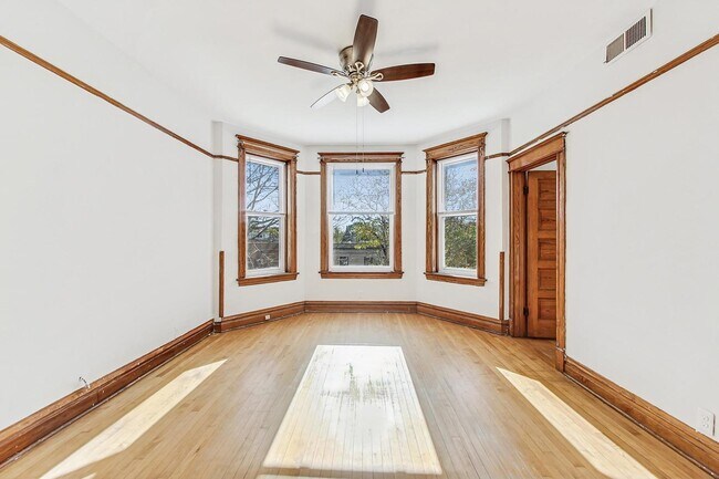 Foto del edificio - 1646 W Byron St