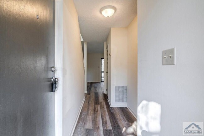 Building Photo - 102 Fernbanks Ct