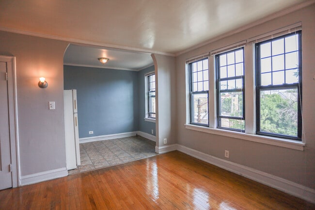 Building Photo - 5037 W Montrose Ave
