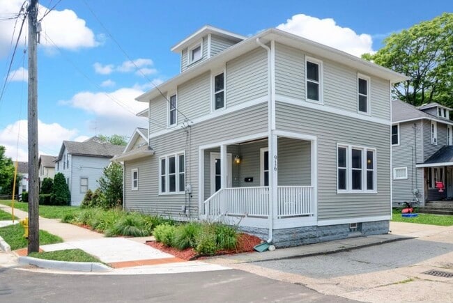 Foto del edificio - 916 Zeeland Ct NE