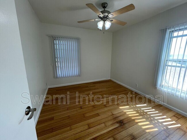 Foto del edificio - 833 W 97th St
