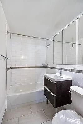 Foto principal - 360 W 34th St.