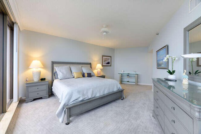Foto del edificio - 100 Lakeshore Dr