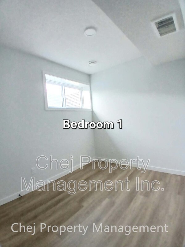 Photo du bâtiment - 16517-16520 20 Ave SW