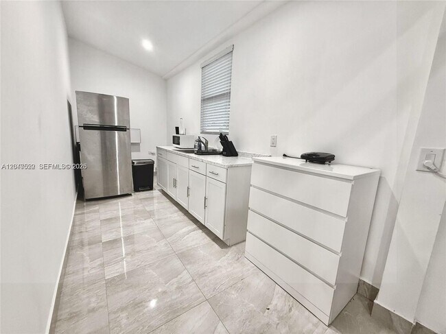 Foto del edificio - 947 NE 149th St