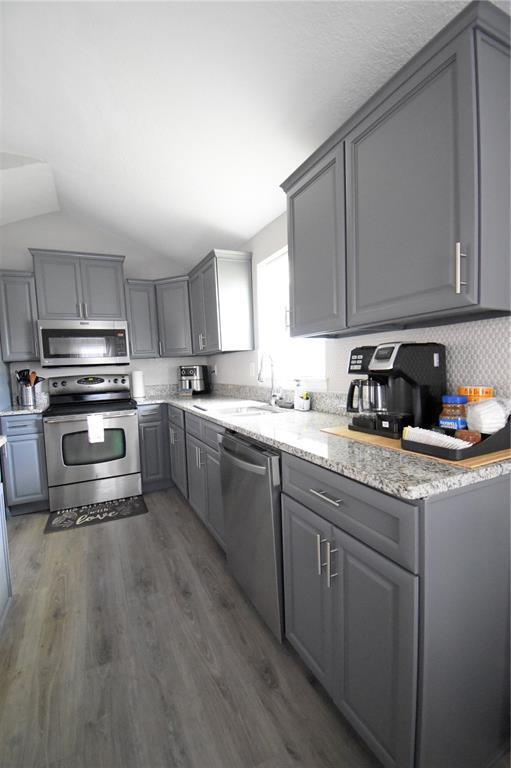 Foto del edificio - 221 E Cypress St