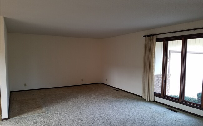 Building Photo - 717 Ashton Ln S
