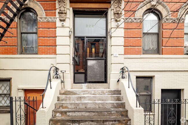 Entrada del edificio - 155 S 2nd St