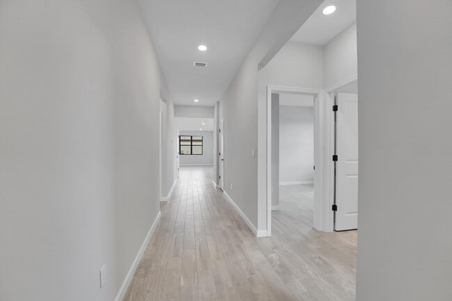 Building Photo - 845 SE Courances Dr