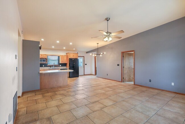 Building Photo - 1104 W Eagle Pass St