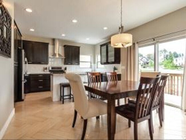 Foto del edificio - Unique 2 Story Home w attached 2 car