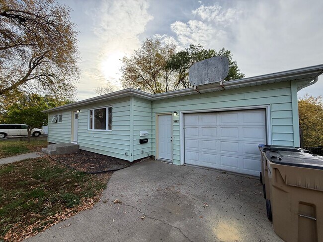 Foto del edificio - 3 Bedroom Home - 3 Car Garage