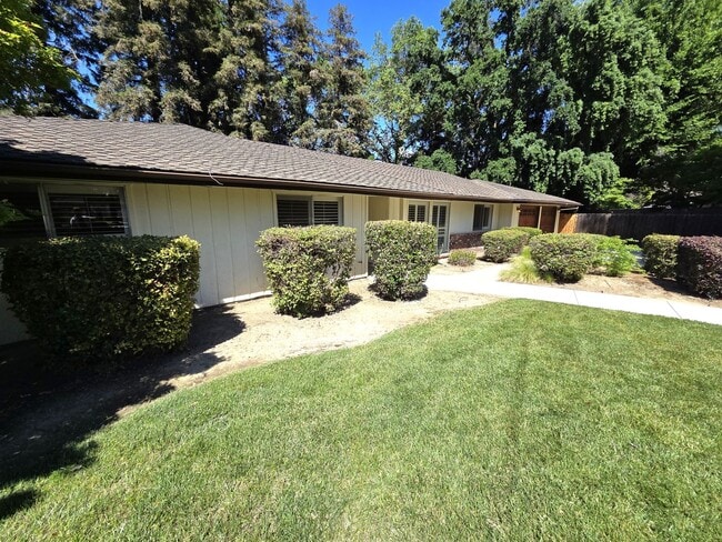 Foto del edificio - Immaculate 5 Bedroom 2.5 Bath Home Near Visalia Country Club